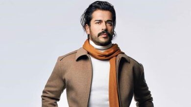 بوراك أوزجيفيت يخطو أولى خطواته السينمائية على خشبة المسرح أمام جمهور واسع في جريدة الصباح الجديد