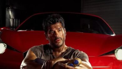 بوراك أوزجيفيت يسطع في العالم المسرحي من خلال أجمل فتاة في إسطنبول بأداء استثنائي يجذب الأنظار