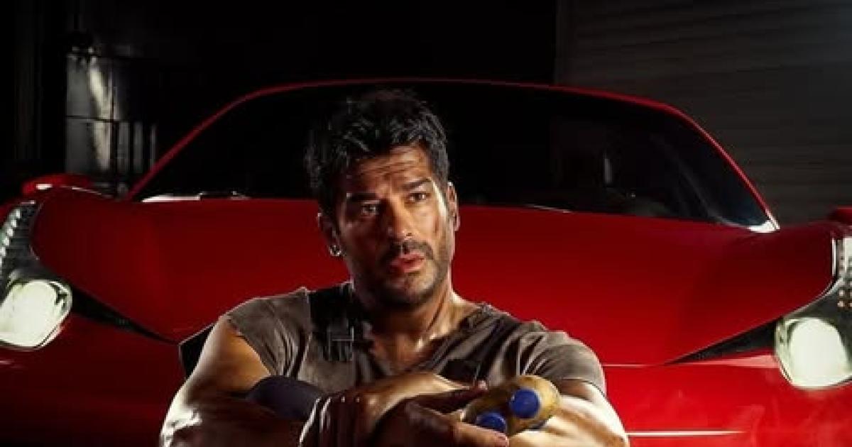 بوراك أوزجيفيت يسطع في العالم المسرحي من خلال أجمل فتاة في إسطنبول بأداء استثنائي يجذب الأنظار