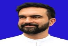 زهران ممداني يتابع بحماس مقابلة المنتخب المغربي في لحظات حاسمة