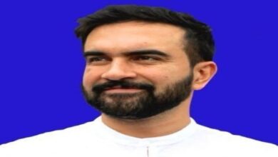 زهران ممداني يتابع بحماس مقابلة المنتخب المغربي في لحظات حاسمة