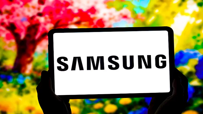 سامسونج تكشف عن هاتف قابل للطي بشاشة عريضة لتنافس آبل بقوة في التقنية الجديدة