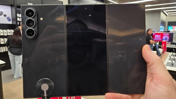 سامسونج تواجه تحدي آيفون القابل للطي بتصميمات مبتكرة ومزايا محدودة في آن واحد