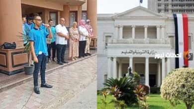 طالب مصري يتحدى عقدة الخواجة ويشدو بالنشيد الوطني بالإنجليزي أمام الجميع