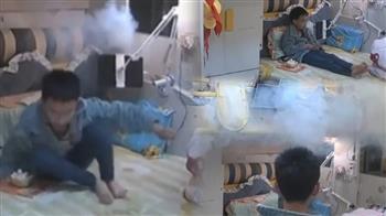 فيديو مروع لجهاز لوحي ينفجر فجأة ويرعب طفل صغير أثناء اللعب في لحظة صادمة