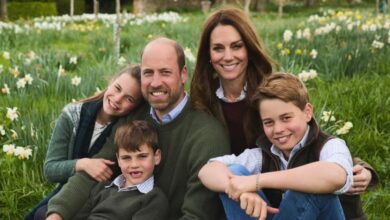 كيت ميدلتون والأمير ويليام يكشفان عن بطاقة عيد الميلاد العائلية لعام 2025 بتصميم فاخر وأسلوب مميز يجذب الأنظار