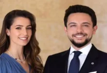 ولي العهد والأميرة رجوة يدهشان الجماهير بكنافة ملكية مذهلة في قطر مشهد لا يصدق